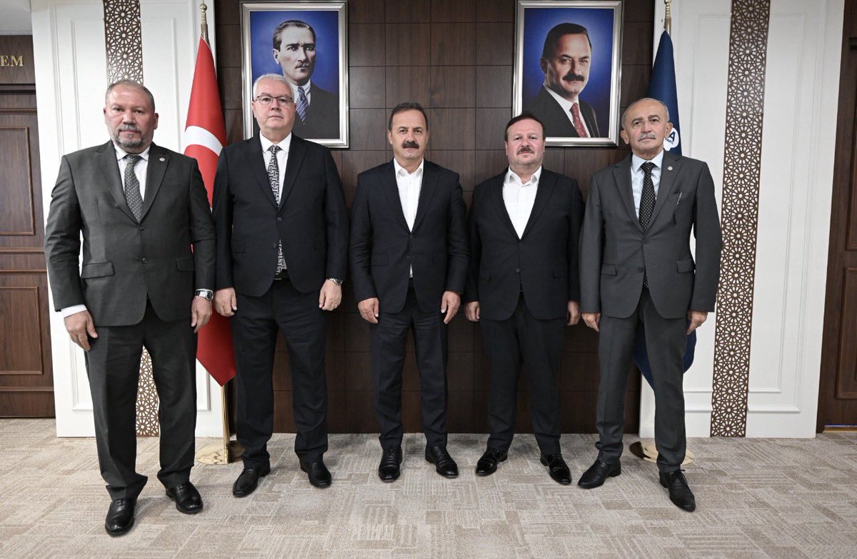 AnahtarGuncel's tweet photo. EMEĞİN VE ÜRETİMİN YANINDAYIZ

Üreten Türkiye’nin yolu; emeğin kıymetini bilen, çalışanı koruyan ve üretimi güçlendiren politikalardan geçer.

Genel Başkanımız Sayın Yavuz Ağıralioğlu’nun, Öz İplik İş Sendikası Genel Başkanı Sayın Rafi Ay ve beraberindeki heyeti Genel Merkezimizde kabulü; çalışma hayatının sorunlarını doğrudan muhataplarıyla istişare eden siyaset anlayışımızın önemli bir örneğidir.

Tekstil sektörünün karşı karşıya olduğu meselelerin ve çalışanlarımızın beklentilerinin ele alındığı görüşmede; üretimi büyüten, istihdamı artıran ve alın terinin hakkını gözeten çözüm önerilerimiz değerlendirildi.

Anahtar Parti olarak; güçlü ekonomi için güçlü üretimi, güçlü üretim için de emeğin ve alın terinin korunmasını esas almaya devam edeceğiz.

#AnahtarParti #YavuzAğıralioğlu #Özİplikİş #Emek #Üretim #İstihdam #TekstilSektörü 

@anahtarparti @yavuzagiraliog @EmineKucukali @oziplikis1978 @rafiay