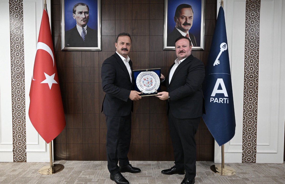 AnahtarGuncel's tweet photo. EMEĞİN VE ÜRETİMİN YANINDAYIZ

Üreten Türkiye’nin yolu; emeğin kıymetini bilen, çalışanı koruyan ve üretimi güçlendiren politikalardan geçer.

Genel Başkanımız Sayın Yavuz Ağıralioğlu’nun, Öz İplik İş Sendikası Genel Başkanı Sayın Rafi Ay ve beraberindeki heyeti Genel Merkezimizde kabulü; çalışma hayatının sorunlarını doğrudan muhataplarıyla istişare eden siyaset anlayışımızın önemli bir örneğidir.

Tekstil sektörünün karşı karşıya olduğu meselelerin ve çalışanlarımızın beklentilerinin ele alındığı görüşmede; üretimi büyüten, istihdamı artıran ve alın terinin hakkını gözeten çözüm önerilerimiz değerlendirildi.

Anahtar Parti olarak; güçlü ekonomi için güçlü üretimi, güçlü üretim için de emeğin ve alın terinin korunmasını esas almaya devam edeceğiz.

#AnahtarParti #YavuzAğıralioğlu #Özİplikİş #Emek #Üretim #İstihdam #TekstilSektörü 

@anahtarparti @yavuzagiraliog @EmineKucukali @oziplikis1978 @rafiay