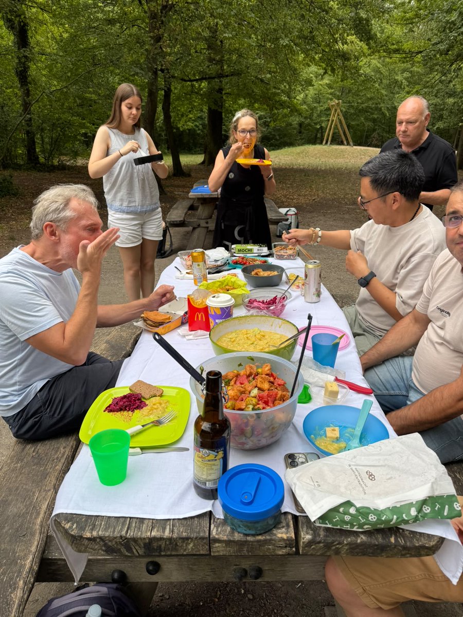 YAMBS_Software's tweet photo. Manchmal kommt es anders als geplant. 😊

Wegen des Grillverbots mussten wir unser Teamevent etwas umplanen. Statt Grillgut brachte jeder etwas Leckeres zu essen oder zu trinken mit. So entstand im Stadtpark Zuffenhausen ein buntes Buffet. 😄

#YAMBS https://t.co/ytVjwTxxka