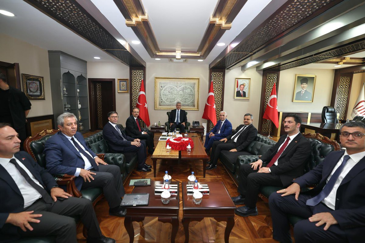 AkPartiSiirt's tweet photo. 📍 Siirt Valiliği

Sağlık Bakanımız Sayın Prof. Dr. Kemal Memişoğlu, İl Başkanımız Sayın @AvHekimGider ve Siirt Milletvekilimiz Sayın @mervangul56 ile birlikte, Siirt Valimiz ve Belediye Başkan Vekilimiz Sayın @Dr_KemalKzlkaya ’yı makamında ziyaret etti.

Gerçekleştirilen ziyarette; ilimizde devam eden sağlık yatırımları, planlanan projeler ve vatandaşlarımıza sunulan sağlık hizmetlerinin daha da güçlendirilmesine yönelik çalışmalar kapsamlı bir şekilde değerlendirildi.

Cumhurbaşkanımız ve Genel Başkanımız Sayın Recep Tayyip Erdoğan‘ın liderliğinde, Türkiye Yüzyılı vizyonu doğrultusunda Siirt’imize değer katacak yatırımları hayata geçirmek ve hemşehrilerimize en nitelikli hizmeti sunmak adına çalışmalarımızı kararlılıkla sürdürüyoruz.

Nazik ev sahipliği ve misafirperverlikleri dolayısıyla Siirt Valimiz ve Belediye Başkan Vekilimiz Sayın Dr. Kemal Kızılkaya’ya teşekkür ediyor, ziyaretin ilimiz ve hemşehrilerimiz adına hayırlara vesile olmasını temenni ediyoruz.