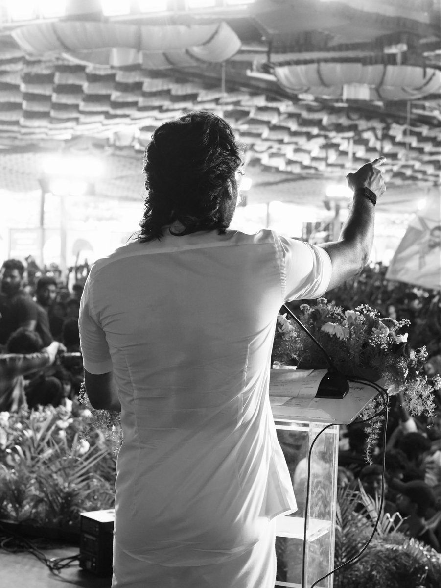 dhanushbuzz's tweet photo. Exclusive pictures from #Dhanush Anna’s #EnnamPolVaazhkai https://t.co/LJa24nBVBy