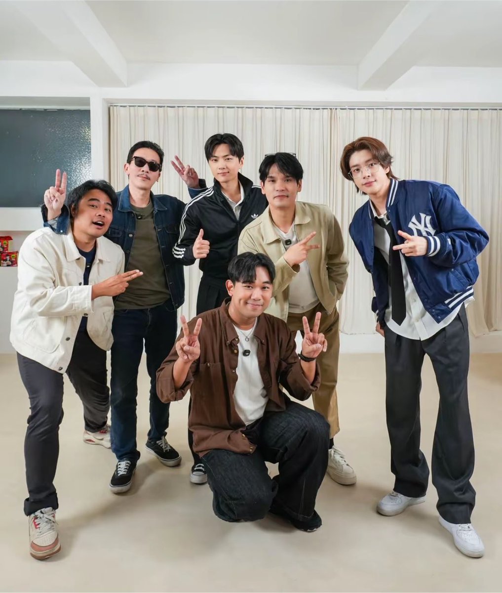ppck25's tweet photo. แกเข้าใจป่ะชั้นดีใจมากอะที่อฮพได้มาออกรายการไทยสักที มันมีเอนเกจจริงๆนะทำให้เด็กๆถูกค้นพบมากขึ้น ค่ายควรให้ไปบ้างอะจริงๆ อันนี้น่าจะเพราะเป็นแบรนแอมด้วยเลยได้ชุ้ต แล้วแต่ละช่องฐานเค้าเยอะมาก นี่ลงคลิปกับโอฮาน่าในตต มีคนชมด้วยว่าเด็กๆน่ารัก ชื่ออะไรอยากรจ มันแบบ😭😭😭😭 https://t.co/S3XLxIQgqv