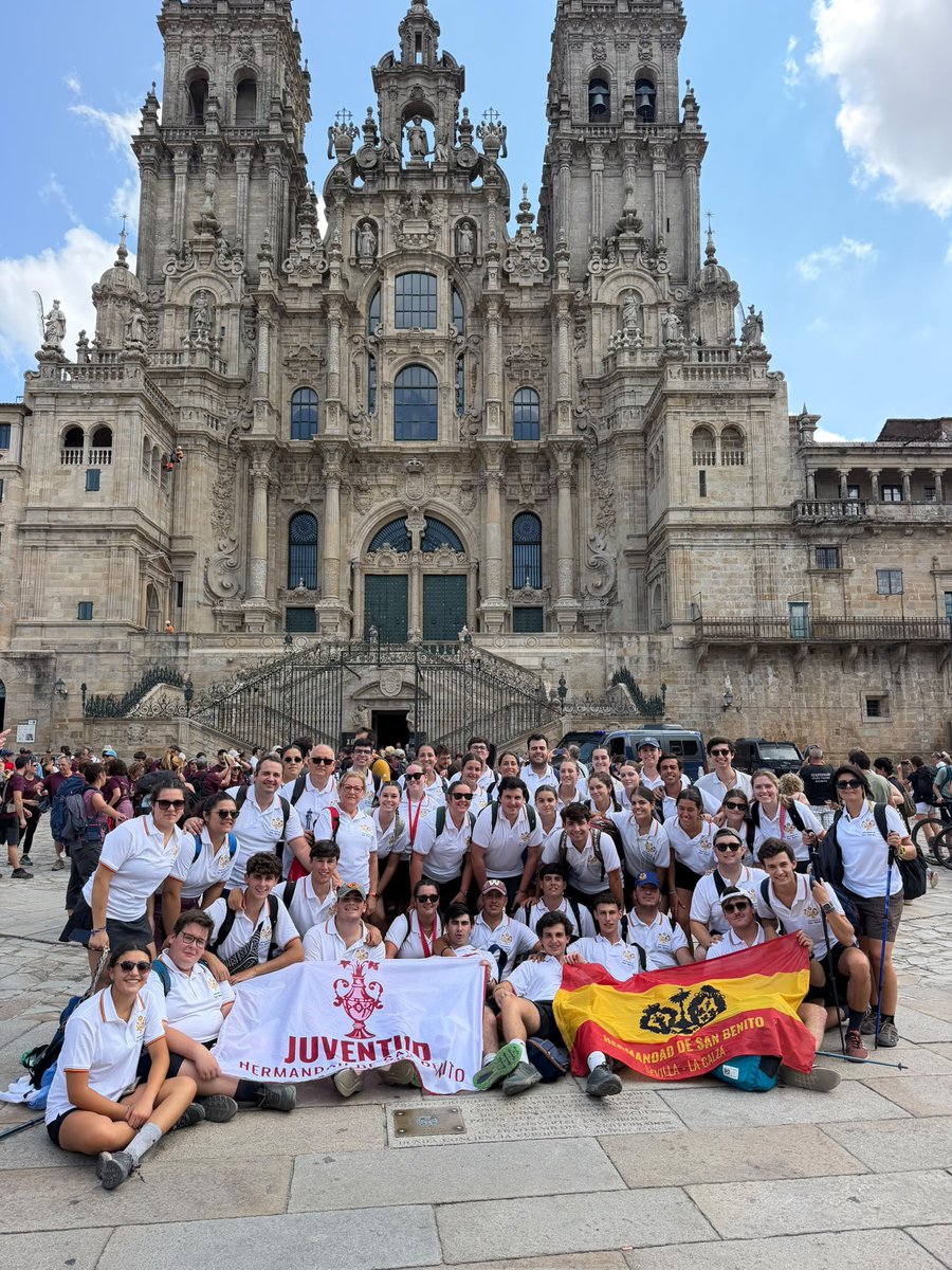 Hdad_SanBenito's tweet photo. 🟣⚪️ 𝐀𝐂𝐓𝐈𝐕𝐈𝐃𝐀𝐃𝐄𝐒 | 𝐈𝐈 𝐂𝐚𝐦𝐢𝐧𝐨 𝐝𝐞 𝐒𝐚𝐧𝐭𝐢𝐚𝐠𝐨 𝐇𝐞𝐫𝐦𝐚𝐧𝐝𝐚𝐝 𝐝𝐞 𝐒𝐚𝐧 𝐁𝐞𝐧𝐢𝐭𝐨.

En la mañana de hoy, nuestros hermanos peregrinos han llegado a Santiago de Compostela tras recorrer el Camino Portugués, poniendo fin a una intensa peregrinación vivida con fe, esfuerzo y fraternidad.

Rogamos al Apóstol Santiago que interceda por todos ellos y sus intenciones y que el Señor recompense el sacrificio realizado durante estos días. 

De igual forma, encomendamos al Patrón de España por todos nuestros hermanos de San Benito por los que nuestros peregrinos han tenido en sus intenciones durante cada una de las etapas. 

¡Enhorabuena peregrinos! 

#SanBenito26