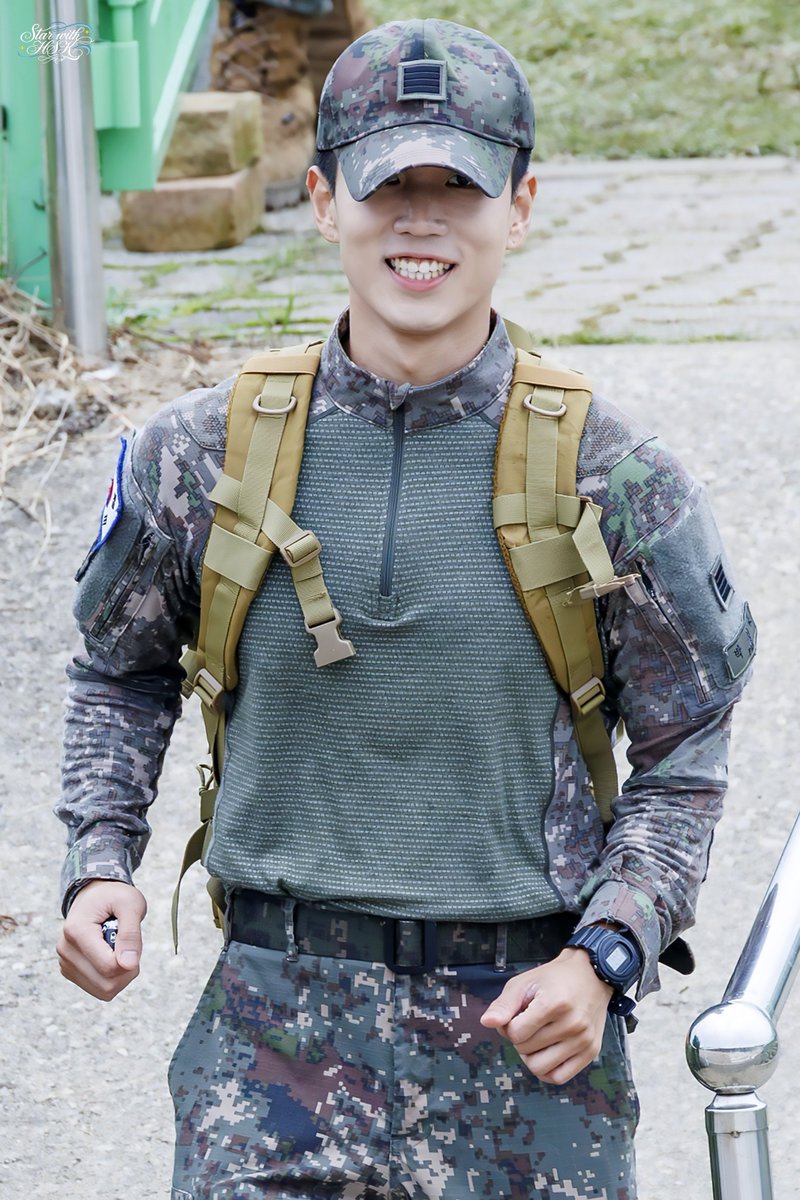 StarwithHSK's tweet photo. 250920 계룡 지상군페스티벌 

매번 항상 웃으면서 삐삐한테 달려오는 이 남자💜

#혜성국 #HyeSungKook
#성국 #SUNGKOOK 
@_sungkook @HyesungKook https://t.co/eAt9FcV49y