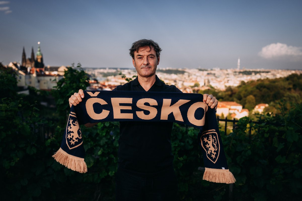 ceskarepre_cz's tweet photo. První hodiny nového trenéra Santiho Denii v Česku. 🇨🇿🇪🇸 https://t.co/AbxNM7vpx6