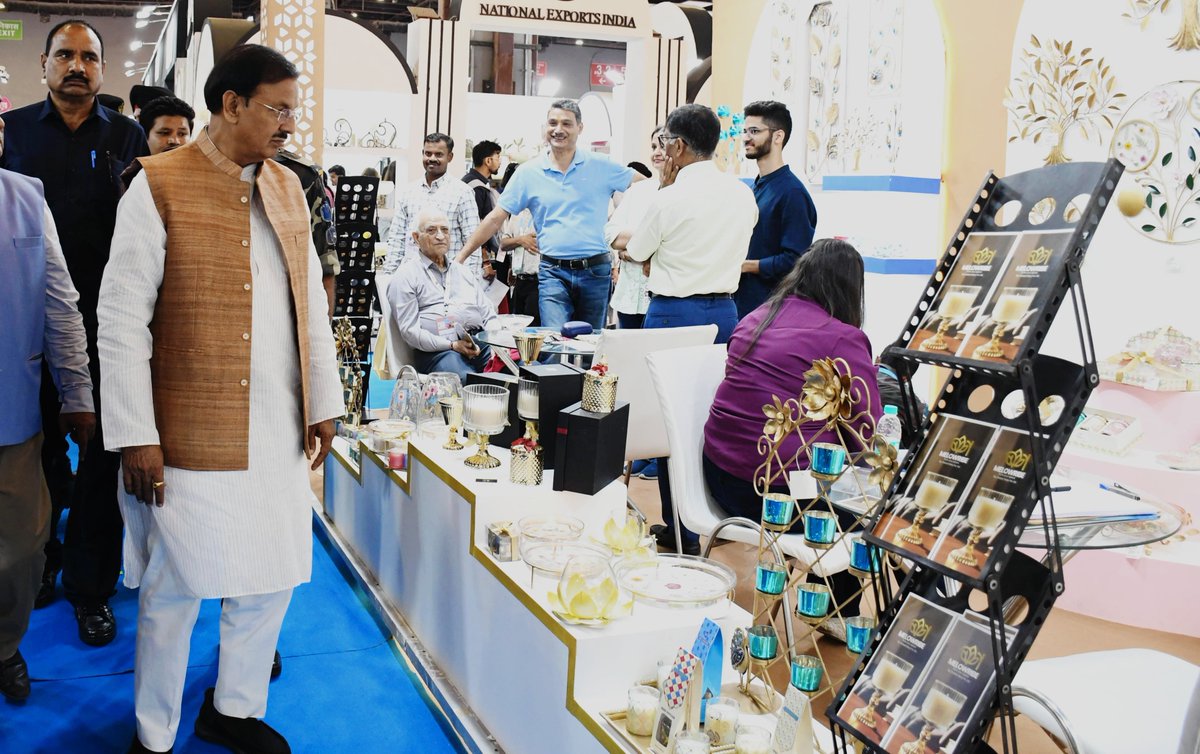 dr_maheshsharma's tweet photo. आज नई दिल्ली के भारत मंडपम, प्रगति मैदान में आयोजित वर्ल्ड गिफ्ट्स एक्सपो 2026 का भ्रमण कर कारीगरों, उद्यमियों एवं निर्यातकों से संवाद किया।

उत्तर प्रदेश की ODOP (वन डिस्ट्रिक्ट वन प्रोडक्ट) योजना के अंतर्गत प्रदर्शित उत्पादों ने विशेष रूप से आकर्षित किया। माननीय मुख्यमंत्री श्री @myogiadityanath जी के नेतृत्व में यह पहल स्थानीय उत्पादों को वैश्विक पहचान दिलाने का सशक्त माध्यम बन रही है।

माननीय प्रधानमंत्री श्री @narendramodi जी के Vocal for Local" और "Make in India" के विज़न के साथ, उत्तर प्रदेश को 1 ट्रिलियन डॉलर अर्थव्यवस्था बनाने के लक्ष्य में MSME, हस्तशिल्प और निर्यात क्षेत्र की महत्वपूर्ण भूमिका है।