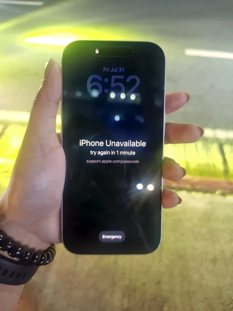 oxyJHENN's tweet photo. Wala pa 1hr limot ko agad passcode hahaha https://t.co/41Z7ixI17f