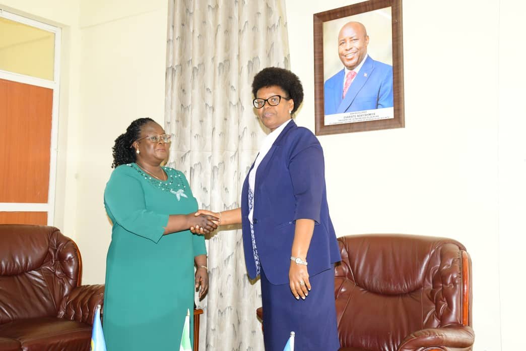 MinCoMedia's tweet photo. Ce vendredi 31 juillet 2026, le  Ministre de la Communication et des Médias, Ambassadeur @ButoyiEvelyne , a reçu en audience la Présidente du Conseil National de la Communication @CNC_BURUNDI l'Ambassadeur Espérance Ndayizeye, venue lui rendre une visite de courtoisie.
Les deux responsables ont échangé sur la situation du paysage médiatique burundais, avec un accent particulier sur le renforcement d'une presse libre, responsable et professionnelle.
Cette rencontre a également été l'occasion de faire le point sur les textes légaux en cours de finalisation afin de promouvoir davantage le secteur de la communication et des médias au #Burundi .
