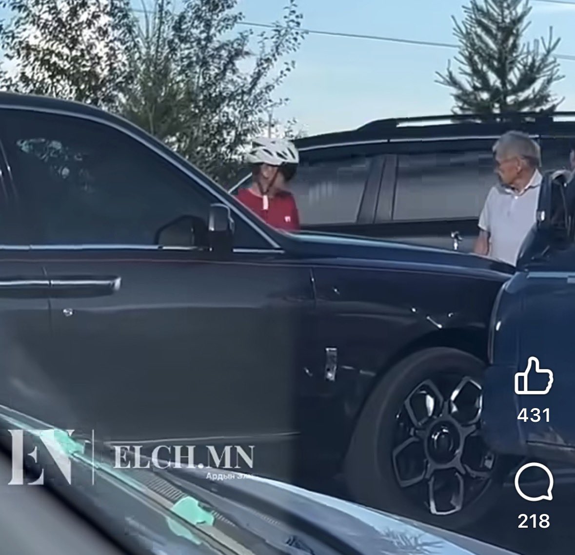 LutochirT's tweet photo. Нямтайшир гуайн машин $374.000 үнэтэй Rolls Royce Cullinan байна. Хайран машин яйрин болж, Портертой залуу одоо том өрөнд уналаа даа. https://t.co/8JIafakbdU