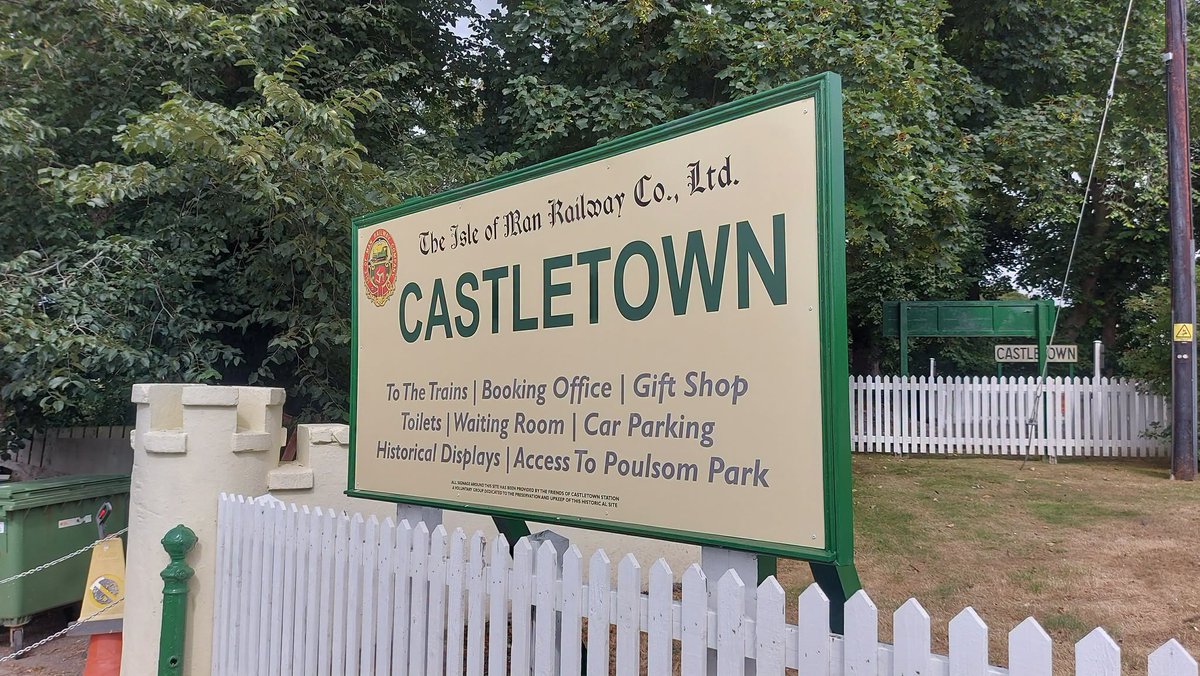 castletown_imr's tweet photo. Erected this morning as part of a larger project by the 𝘍𝘳𝘪𝘦𝘯𝘥𝘴 𝘖𝘧..., the new forecourt sign; a total of £2,400.00 has been invested in new signage #iomrailway #heritage #vonunteers #investment #support #signs #IMR #Friends #signage #improvements #alwaysworking #Manx https://t.co/FT2LJehm9M