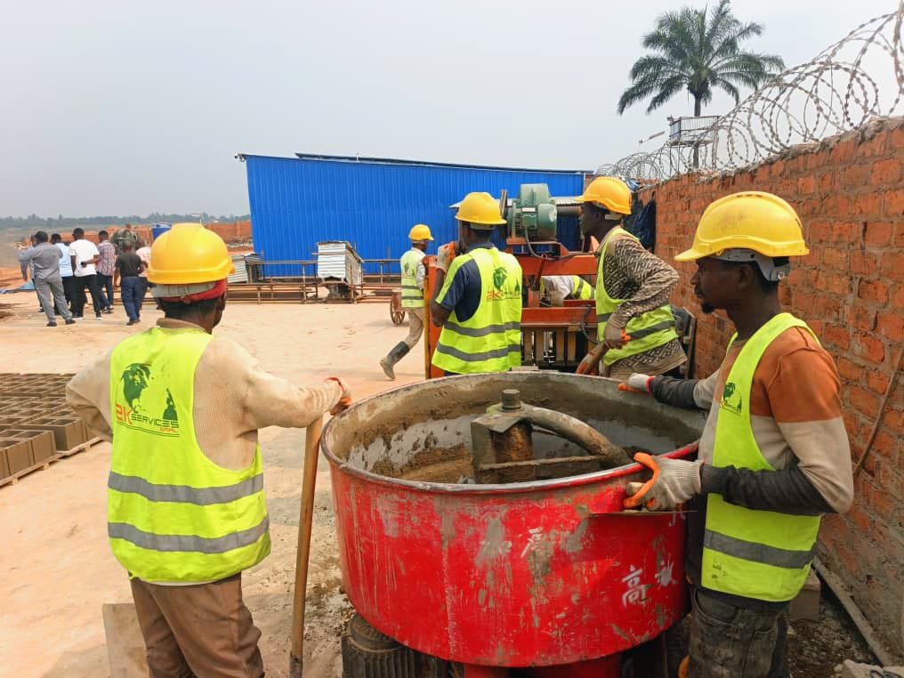 MarcelTshipepe2's tweet photo. Kananga : le futur stade moderne de Kanyuka sort progressivement de terre
Dans le cadre de la poursuite de mes vacances parlementaires à Kananga, j’ai effectué ce mercredi 29 juillet, une visite sur le chantier du futur stade moderne situé au village Kanyuka.
Sur place, j’ai constaté une évolution remarquable des travaux par rapport à ma précédente visite effectuée lors des dernières vacances parlementaires. Les travaux de gros œuvre ont déjà démarré, avec l’installation des socles et l’achèvement de la fondation souterraine d’une partie des gradins.
J’ai également apprécié l’avancement de la fabrication des matériaux de construction directement sur le site. Selon le chef de chantier, le stade pourra être livré dans un délai de 16 mois.
En ma qualité de député national, élu de Kananga, je réaffirme mon engagement à poursuivre le plaidoyer nécessaire afin de garantir le financement de ce projet et contribuer à la concrétisation de la volonté politique du Président de la République, Son Excellence Félix-Antoine Tshisekedi, qui consiste à doter la jeunesse du Kasaï-Central d’une infrastructure sportive répondant aux standards modernes.
"Tout donner pour le Kasaï-Central"