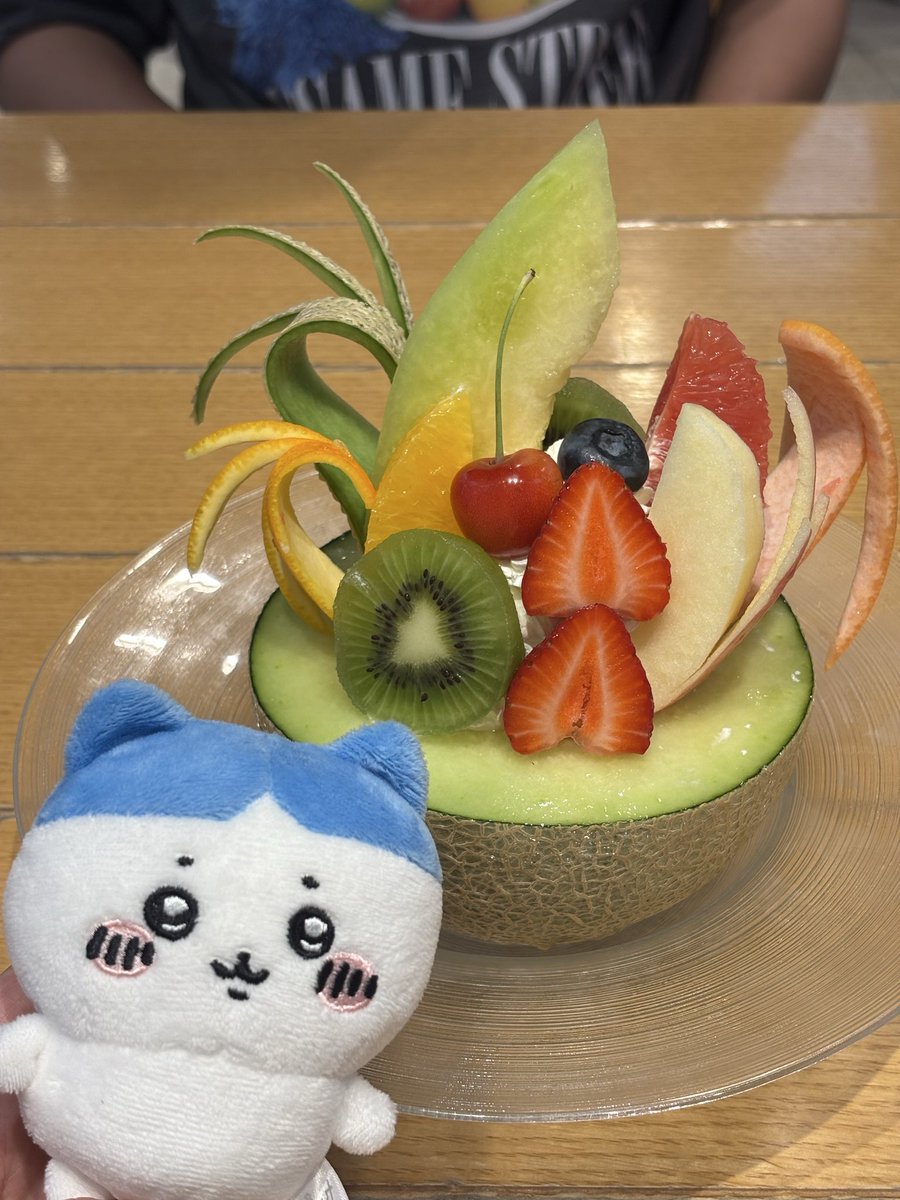 maitake_zukko's tweet photo. 35w1d
メロンが器のパフェ食を頂いた🍈♡産まれたらしばらく出かけられないから〜とか言って自ら糖尿病になりにいってる。産休入ってから体重増加がすごい。錦糸町までデート。JRグリーン券は神。あと赤坊撮るために奮発して一眼レフ買った📷カメラ悩みすぎてちいかわのレイトショーに間に合わず。 https://t.co/ZpZOL3yhKC