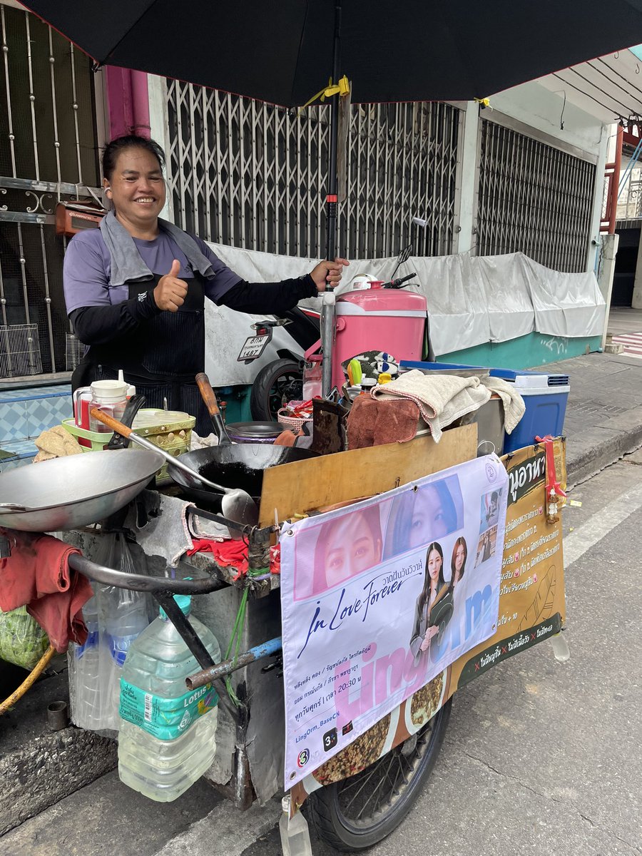 LingOrm_BaseCN's tweet photo. 💜#LingOrm x #วาดฝันวันวิวาห์ ✨

2nd Promotion Update 📮

Another 20 promotional banners have now been successfully set up today. ☺️

Once again, we've chosen to bring the series to the streets and alleys of Bangkok, allowing more people to discover, get to know, and fall in love with LingOrm and #InLoveForeverTheSeries 

Hope JKRs will have the joy of unexpectedly coming across these displays while walking through the city.

#หลิงออม
@linglingsirilak @ormmormm 
#LingOrm_BaseCN