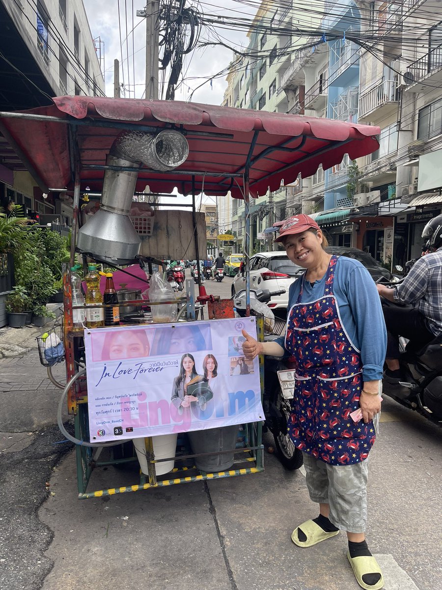 LingOrm_BaseCN's tweet photo. 💜#LingOrm x #วาดฝันวันวิวาห์ ✨

2nd Promotion Update 📮

Another 20 promotional banners have now been successfully set up today. ☺️

Once again, we've chosen to bring the series to the streets and alleys of Bangkok, allowing more people to discover, get to know, and fall in love with LingOrm and #InLoveForeverTheSeries 

Hope JKRs will have the joy of unexpectedly coming across these displays while walking through the city.

#หลิงออม
@linglingsirilak @ormmormm 
#LingOrm_BaseCN