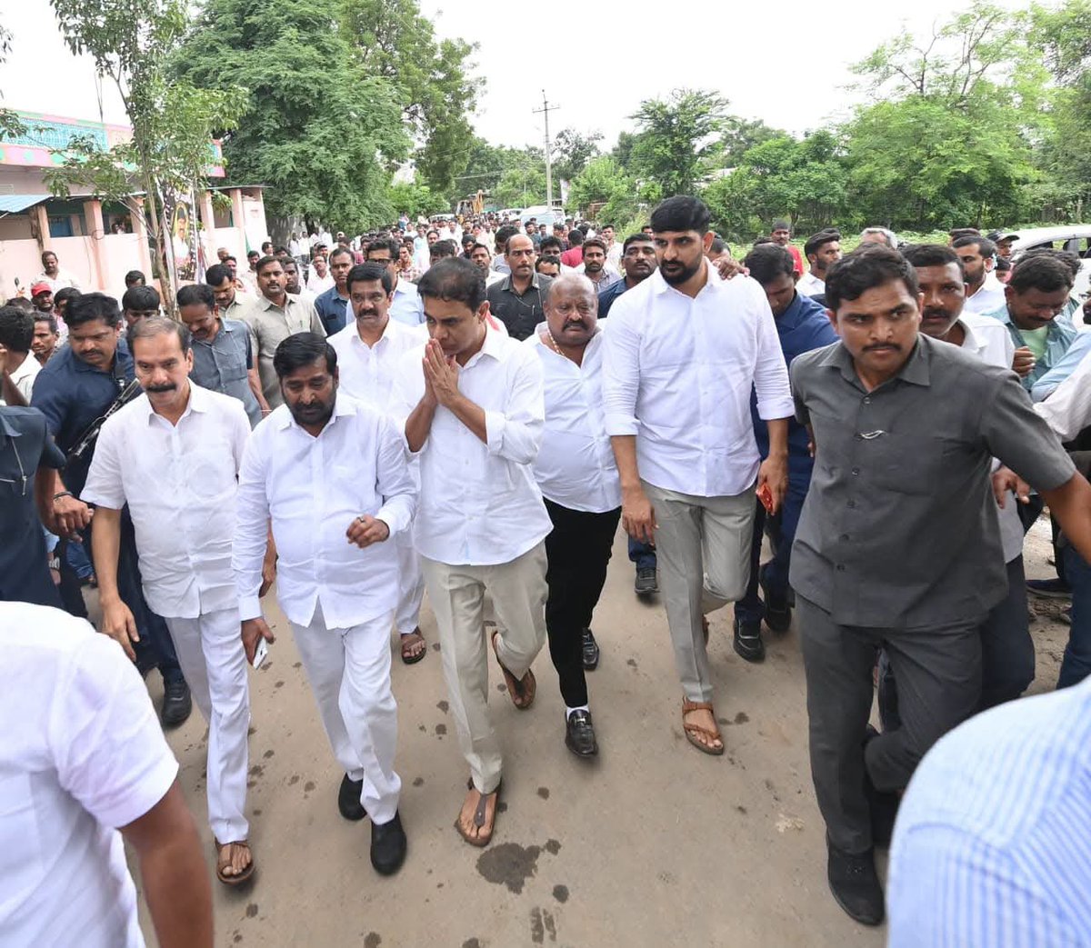 KTR__Updates's tweet photo. పెద్ది సుదర్శన్ రెడ్డి గారి అంతిమ యాత్రలో పాల్గొనేందుకు, ఆయన స్వగ్రామం నల్లబెల్లికి చేరుకున్న @BRSparty వర్కింగ్ ప్రెసిడెంట్ @KTRBRS మరియు పార్టీ సీనియర్ నేతలు, ప్రజాప్రతినిధులు.

@PSRNSPT https://t.co/kJgcRraFuO