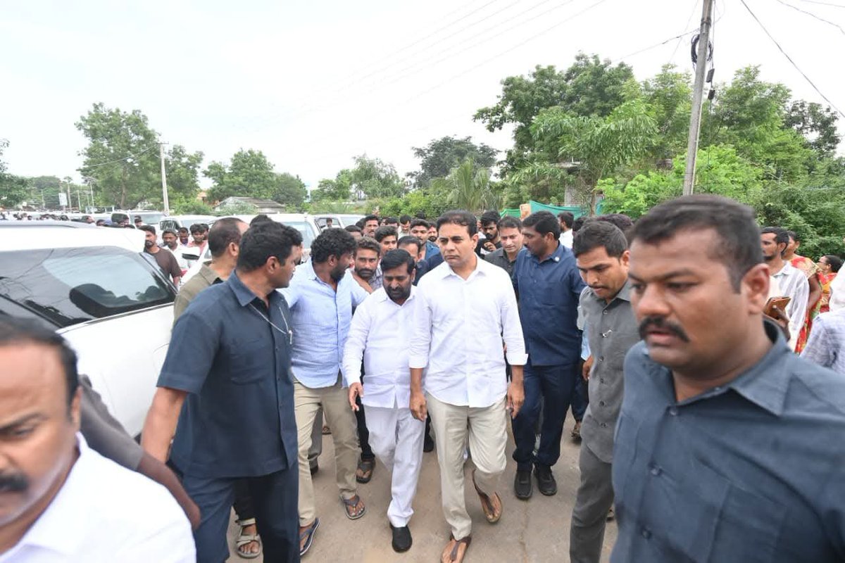 KTR__Updates's tweet photo. పెద్ది సుదర్శన్ రెడ్డి గారి అంతిమ యాత్రలో పాల్గొనేందుకు, ఆయన స్వగ్రామం నల్లబెల్లికి చేరుకున్న @BRSparty వర్కింగ్ ప్రెసిడెంట్ @KTRBRS మరియు పార్టీ సీనియర్ నేతలు, ప్రజాప్రతినిధులు.

@PSRNSPT https://t.co/kJgcRraFuO