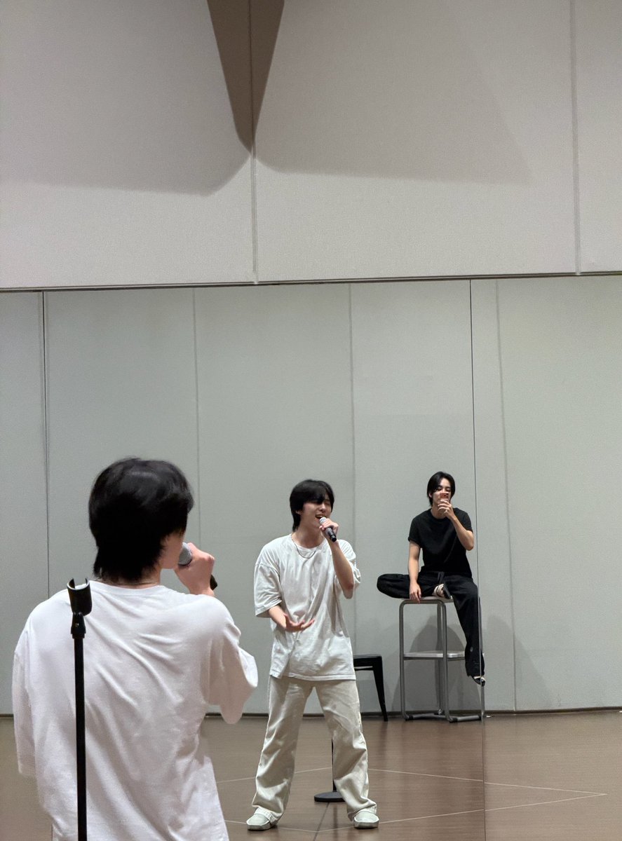 minghaocheoI_'s tweet photo. jeonghan taking a pic of dino practicing rn and saying hes so cool and asking carats to pls support him a lot 🥹🥹🥹 MY YOONCHAN OH MY GODDD https://t.co/mUVlOJxHIF