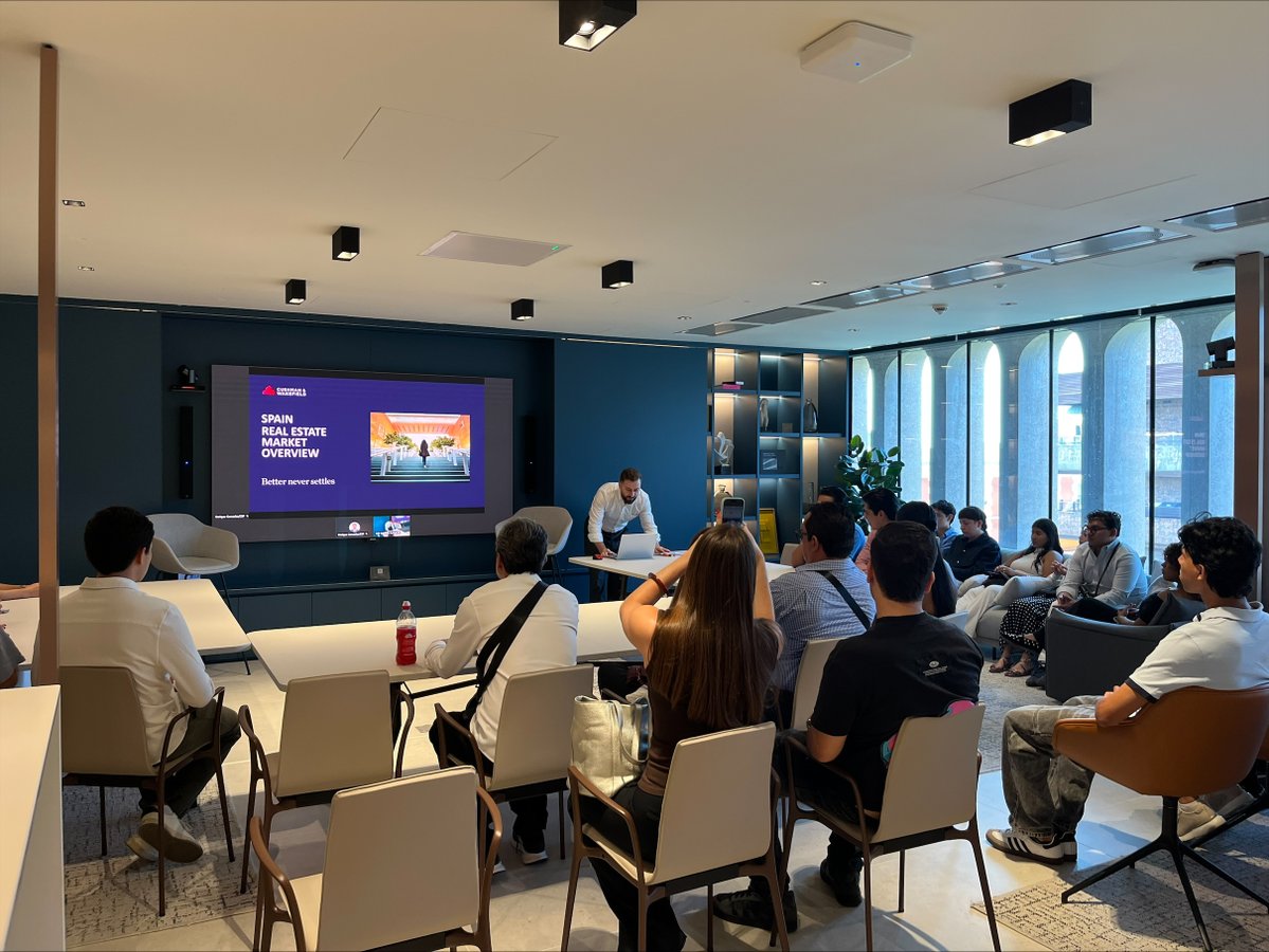 CushWakeSPAIN's tweet photo. Acercamos el sector inmobiliario al talento joven con la visita de estudiantes del título en Gestión Inmobiliaria y Urbanismo de la @unicomplutense. 

Nuestro equipo compartió las áreas de negocio de C&amp;W y las oportunidades profesionales que ofrece el sector.

#BetterNeverSettles https://t.co/SG88v85pQv