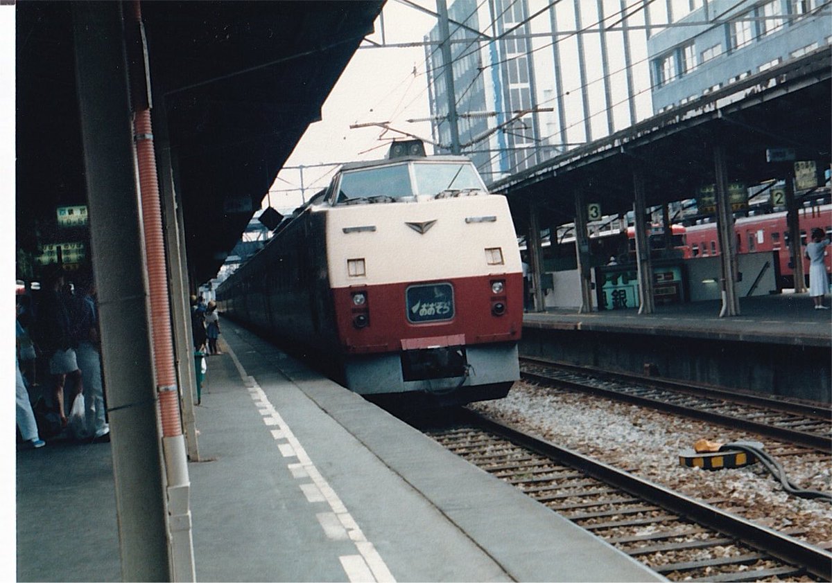 pufUOoshGcYTYtv's tweet photo. 銀塩写真館・あの車両(ひと)の記憶
ex4. キハ183系

①1986.04
‘85.3月ダイ改。特急増発に伴う短編成化で
先頭車が不足。キハ184を捻出して誕生した
キハ183-100。
右手6番線には711系S901が。
②1986.08
当時は道内特急は全て国鉄特急色。
この“当たり前”がN183投入、JR移行により
懐かしの光景に🥲 https://t.co/h9Ty63WE8D