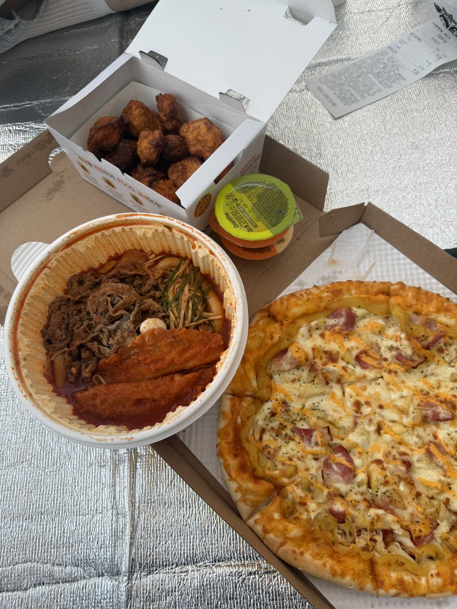 jjuhoon__'s tweet photo. 한강에서돼지파티 https://t.co/ZG2rhfFQ9S