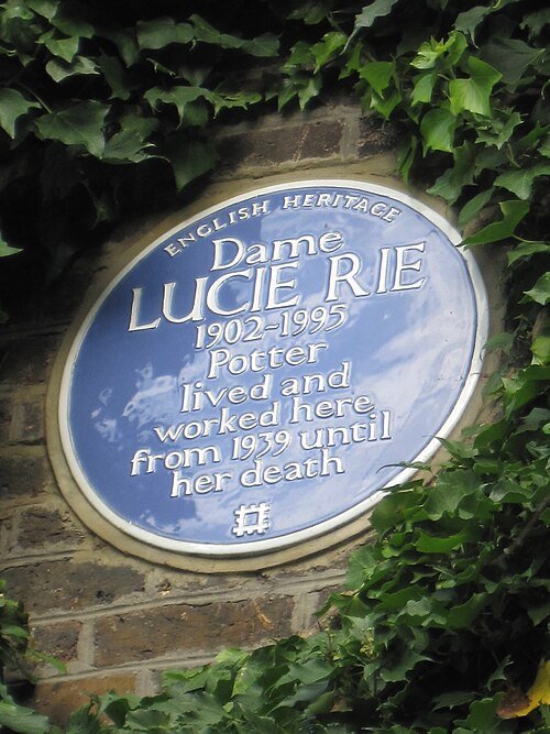 GarLarPe's tweet photo. when I saw the interlaced LR monogram on the bottom. The manganese glaze and sgraffito design applied while the wheel was turning, marks this as an early work from her Albion Mews studio. By Lucie Rie, the Grand Dame of British ceramics, who elevated the humble clay into fine art https://t.co/A1S7PxBkjw
