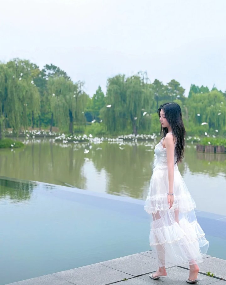 Fashion740176's tweet photo. Princess Liu Liu through Zhou's lens 💕💕
#LoveActuallyS5 https://t.co/A4RiZ2INos