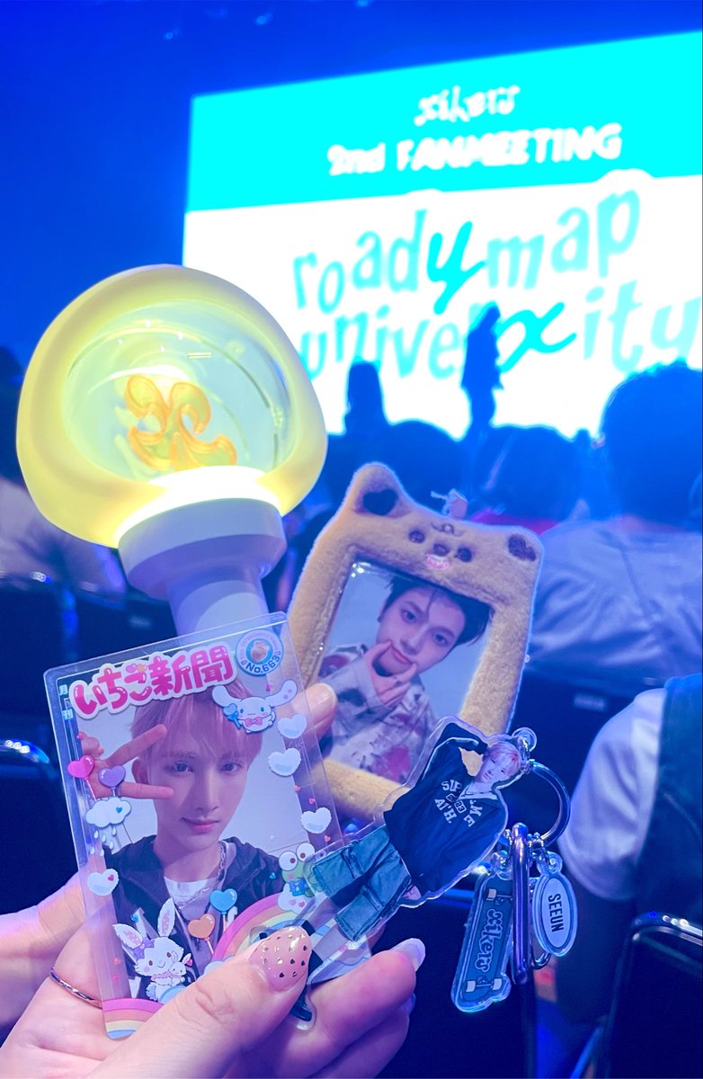JPAtinyYoBo's tweet photo. ちゃんとセウンのトレカとアクキー持って行ったよ♪
ものすごい近くてビックリ😍 https://t.co/EIWY9mf62F