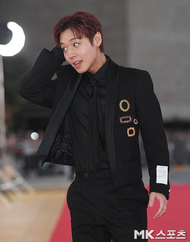name_06n's tweet photo. 아 ,, 수트콤 https://t.co/Yw6SqB8Bl7