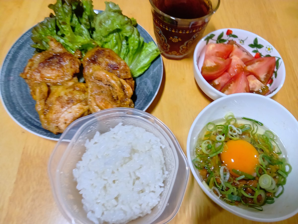 7VKQTEoHyO62648's tweet photo. こんばんは
夜ご飯は…
タンドリーチキン
納豆たまご
トマト🍅

じつはお昼うまく食べられなかったんだけど、夜はおいしく頂きました
食べられることに感謝！
ごちそうさまでした😊 https://t.co/0HNx0cLc19