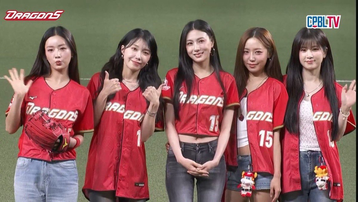 mugmunglee's tweet photo. 그녀가할줄아는포즈라고는따봉뿐 https://t.co/NEtTsYXEm4 https://t.co/dLGb4fMvXG