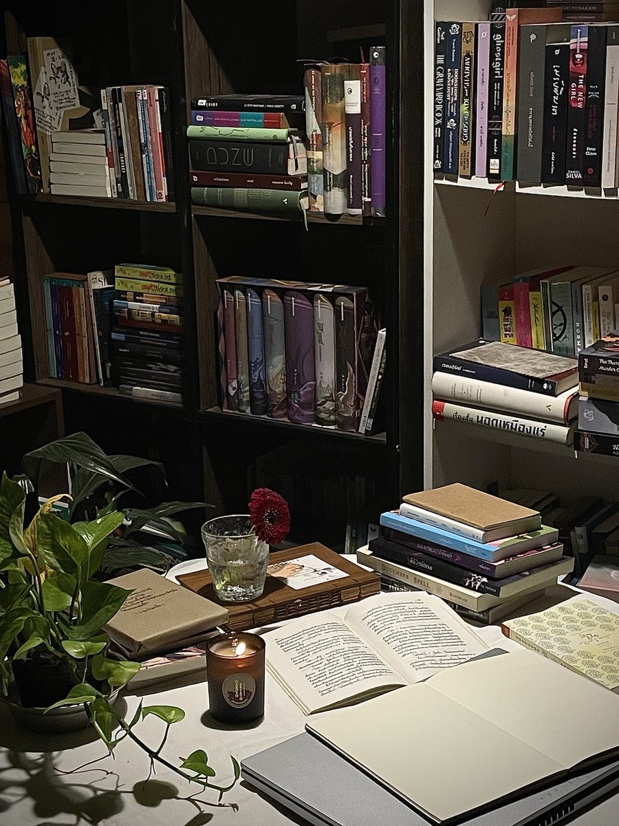 klinnangsue's tweet photo. ฤดูฝน และกลิ่นหนังสือ~ ช่วงนี้ฝนตกปรอยๆบรรยากาศสดชื่น เหมาะกับการนั่งอ่านหนังสือสบายๆ และวันนี้ได้อ่านหนังสือเก่าเล่มหนึ่งด้วย ไม่คาดหวังแต่กลับชอบมากเลย ได้อ่านหนังสือที่ชอบเงียบๆพร้อมกับฟังเสียงฝนและจุดเทียนหอมของ Karmakamet กลิ่นหอมเคล้าเสียงฝน เข้ากันมาก ช่างให้ความรู้สึกสุขและสงบ  🤍