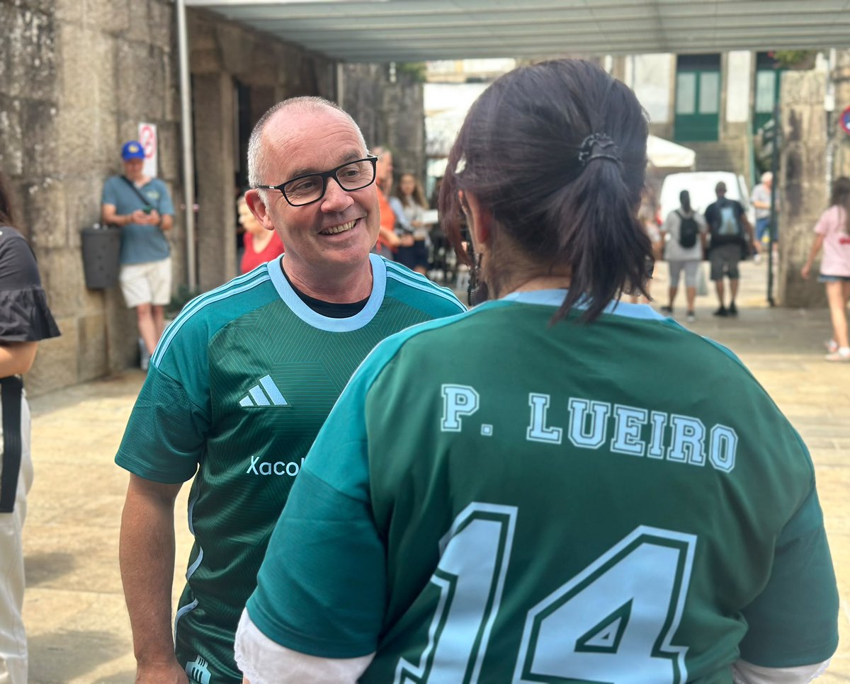 PazodeRaxoi's tweet photo. 👕O concelleiro de Mercados, @xanduro, e a concelleira de Deportes, @pililueiro, participaron na @prazadeabastos na presentación da nova camiseta da @SD_Compostela
🐟O deseño mestura o verde característico dos toldos do mercado coa cor turquesa que se relaciona tamén cos produtos frescos
🤝O xerente do Compos, Miguel Fernández, agradeceu ao Concello a colaboración, e os edís expresaron a ilusión e a satisfación polo resultado