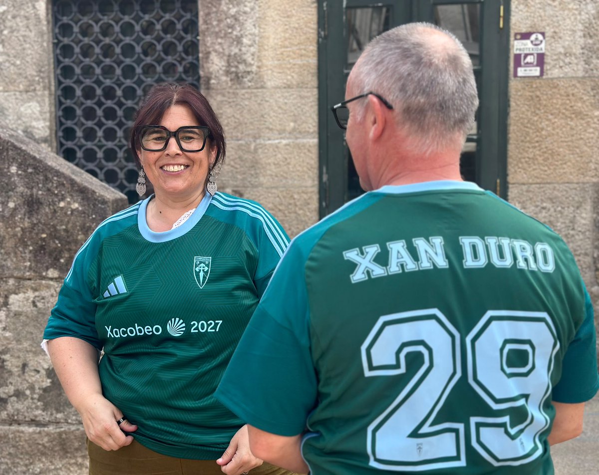 PazodeRaxoi's tweet photo. 👕O concelleiro de Mercados, @xanduro, e a concelleira de Deportes, @pililueiro, participaron na @prazadeabastos na presentación da nova camiseta da @SD_Compostela
🐟O deseño mestura o verde característico dos toldos do mercado coa cor turquesa que se relaciona tamén cos produtos frescos
🤝O xerente do Compos, Miguel Fernández, agradeceu ao Concello a colaboración, e os edís expresaron a ilusión e a satisfación polo resultado