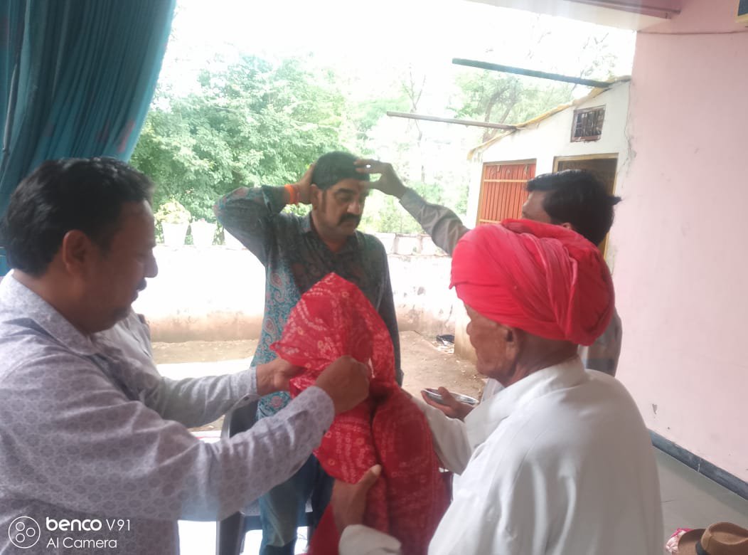 BohedaHS's tweet photo. 📍 बड़वाई

गत दिवस श्री पुखराज जी त्रिवेदी के निवास पर पहुँचने का सौभाग्य प्राप्त हुआ। इस अवसर पर परिवारजनों एवं उपस्थित सम्मानित जनों द्वारा आत्मीय स्वागत एवं मान-सम्मान प्रदान किया गया।

आप सभी का यह स्नेह, अपनापन और सम्मान मेरे लिए अत्यंत प्रेरणादायी एवं अविस्मरणीय है। मैं हृदय की गहराइयों से श्री पुखराज जी त्रिवेदी एवं समस्त परिवार का हार्दिक आभार व्यक्त करता हूँ।

आप सभी का स्नेह और विश्वास ही मेरी सबसे बड़ी शक्ति है।
सादर प्रणाम। 🙏