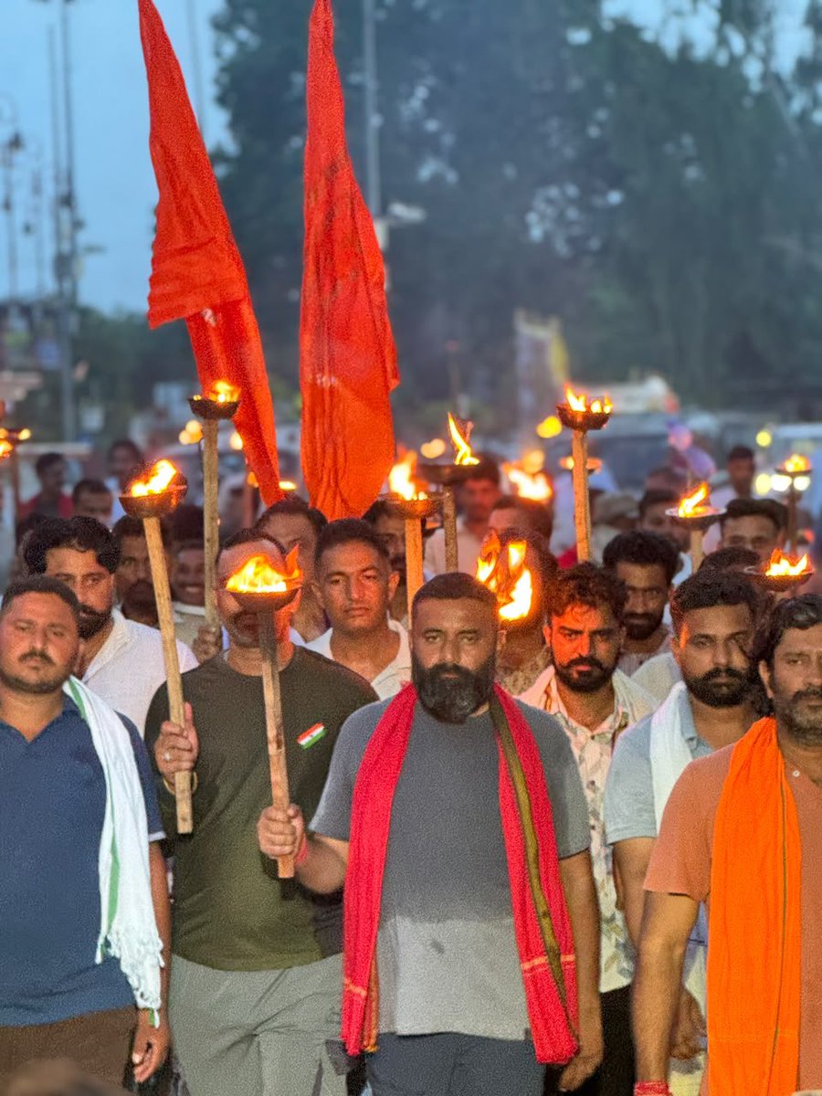 KuldeepBadiyal's tweet photo. अगर सोनम वांगचुक के लिए आँसू बहाए थे, तो एक बार महिपाल सिंह मकराणा के बारे में भी सोचिए।
वह पिछले 20 दिनों से नंगे पाँव, भूखा-प्यासा लगभग 600 किलोमीटर की पदयात्रा पर है। वह दावा करता है कि यह संघर्ष आने वाली पीढ़ियों के भविष्य के लिए है।
#UGC_काला_कानून_वापस_लो 
#mahipalsinghmakrana @mahipalmakrana_