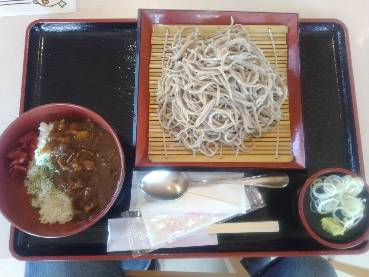 dorapee7's tweet photo. 日光を通り過ぎて少し遅めのランチ🍴
蕎麦を食べようとしましたがいけないメニューがあり、つい追加しました（笑）
#蕎麦
#ミニカレー https://t.co/rfEahaTc9a