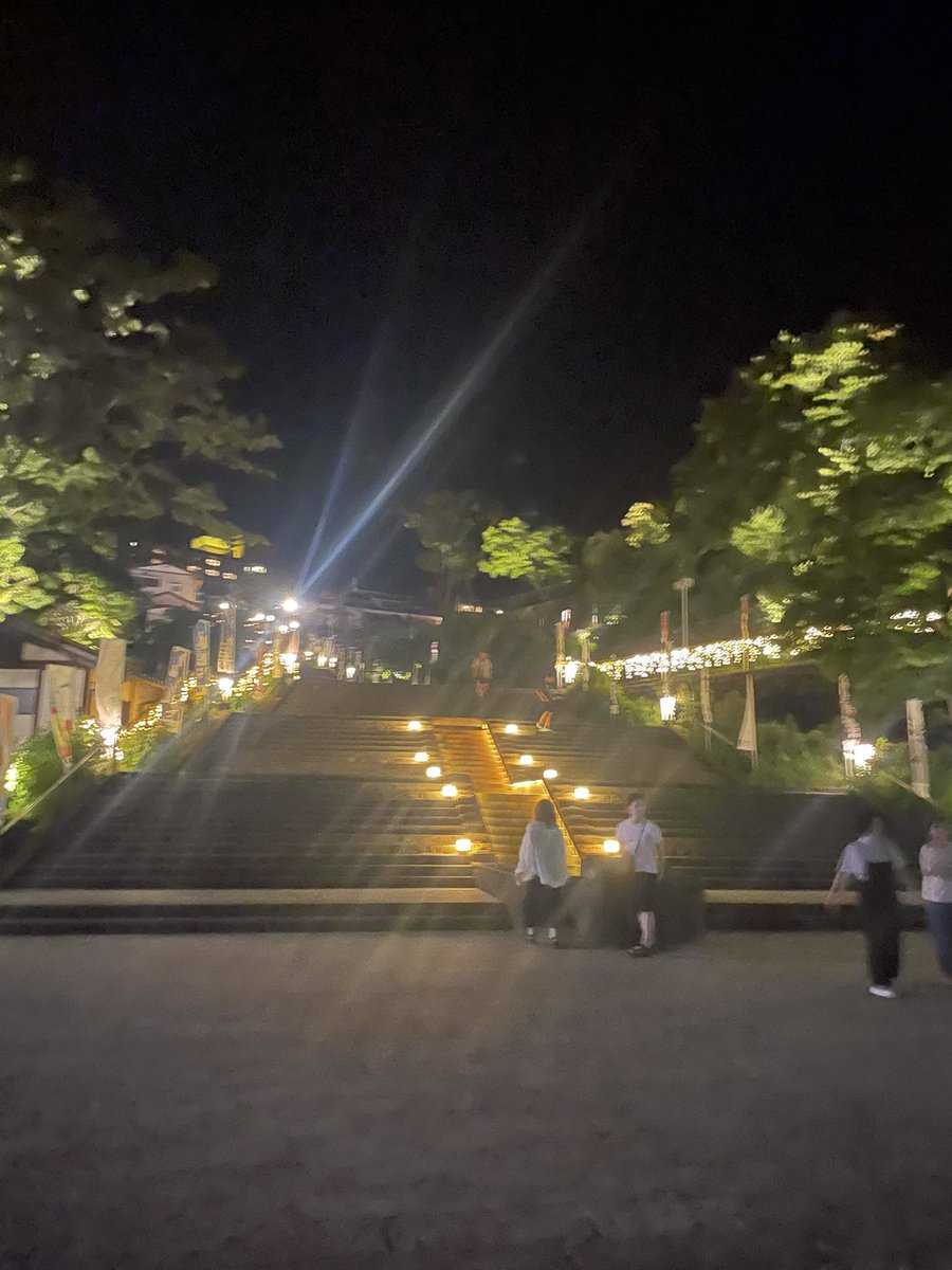 kfmsg184's tweet photo. 夜の石段街綺麗 https://t.co/EHFWnHf5JY