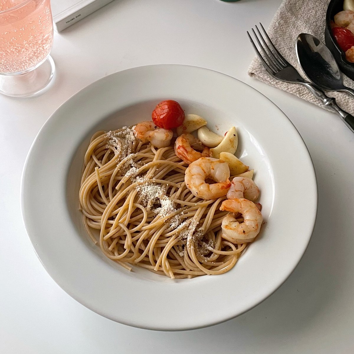 MichaelaMal20's tweet photo. Just whipped up garlic butter shrimp pasta in 20 mins  Juicy shrimp, al dente pasta, and that rich herby butter sauce—weeknight win for the food lover in me!， https://t.co/40LINLHXFI