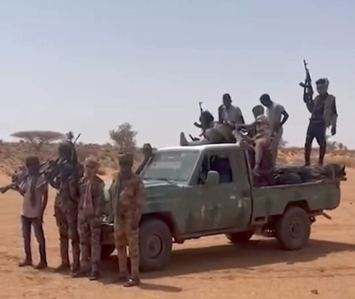 alrougui's tweet photo. انشقاقات جديدة 
في صفوف الدعم السريع في السودان

اليوم الساعة العاشرة صباحا وصلت إلى الخرطوم قوة منشقة من الدعم السريع من محور بارا ، بعد الهزائم الكبيرة في محور كردفان وانتصارات الجيش السوداني

- القوة مكونة من 7 عربات قتالية بكامل تسليحها وعدد 45 فرد https://t.co/ViN9xx2bnb