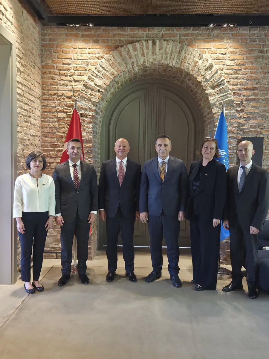 TC_iklim's tweet photo. İklim Değişikliği Başkanı Prof. Dr. Halil Hasar, Koç Holding CEO’su Levent Çakıroğlu ve beraberindeki heyeti COP31 Ofisi’nde ağırladı.

Görüşmede, COP31 hazırlık süreci ve olası iş birliği alanlarına dair fikir alışverişinde bulunuldu.

İklim Değişikliği Başkanı Hasar, nazik ziyaretlerinden dolayı Çakıroğlu’na ve heyetine teşekkür etti.