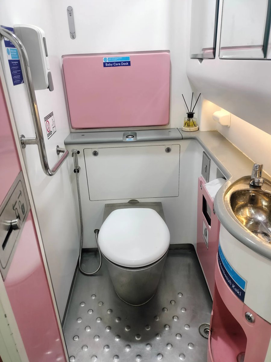 Smash1014314's tweet photo. Halo KAI.

Jujur aku jarang banget ke toilet gerbong kalau nggak kepepet. Soalnya kebayang bau pesing, toiletnya sempit, terus dipakai bareng laki-laki sama perempuan.

Tapi karena udah kebelet, akhirnya aku ke toilet. Pas baru mau buka pintunya, langsung bengong bentar. Kali ini masuk toiletnya bener-bener lega.

Toiletnya bersih, kering, dan wangi banget. Maaf ya kalau aku kelihatan ndeso, tapi pas lihat toilet se-UNYU ini langsung cekrek terus upload. ♥️♥️ Tau aja selera kami. 🥰🥰

@kai121_

Btw, aslinya malah lebih unyu lagi. 🩷🩷
