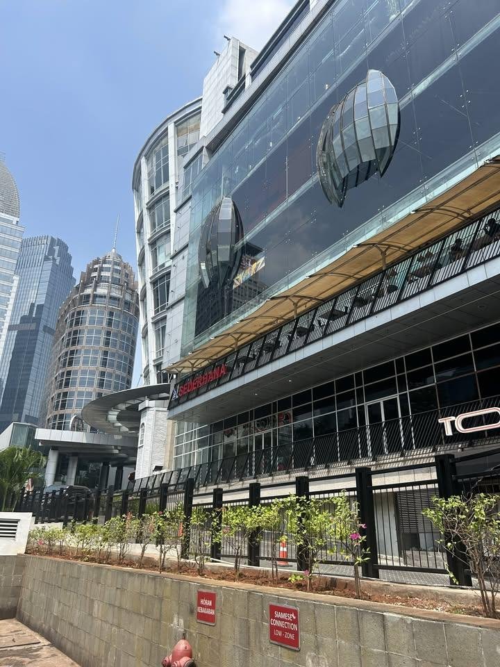 txtdrjkt's tweet photo. fx sudirman jg di pagerin tinggi jaks. https://t.co/9vt1tFKNsa