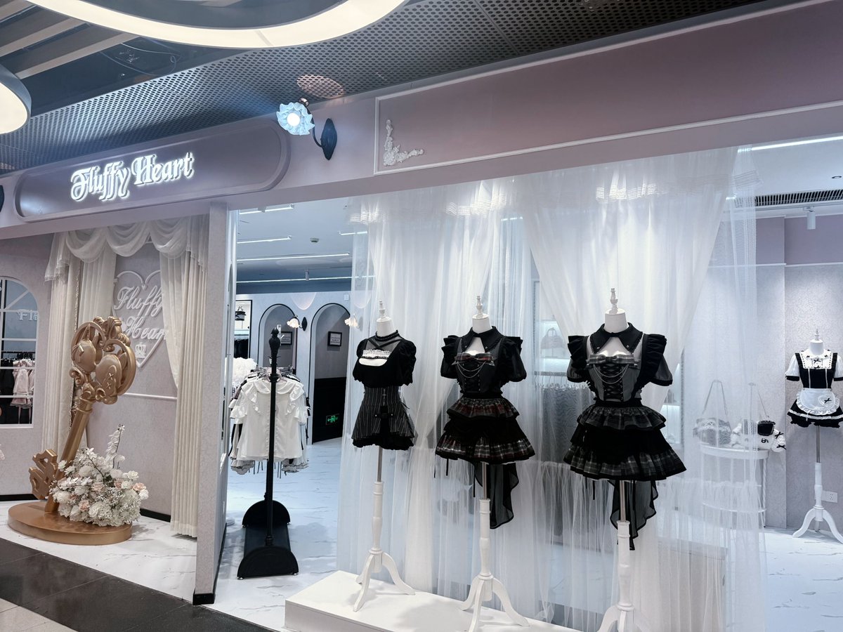 elinfye's tweet photo. i love taobao shopping so i loved seeing all the physical jirai / alt fashion brands in shanghai 

#jiraikei #jiraitwt https://t.co/uELw1hbCUH