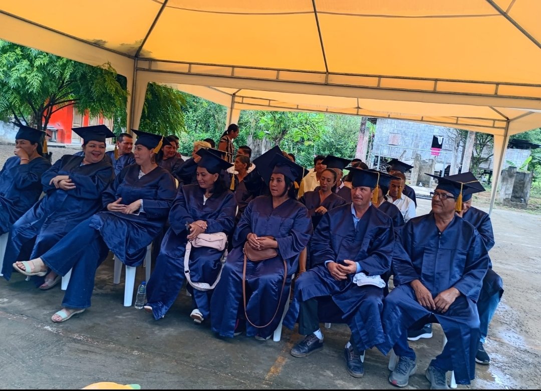 Agricultura_CZ4's tweet photo. #Manabí | Fortalecemos las capacidades de pequeños y medianos productores agropecuarios, realizamos la graduación 🎓 de 46 estudiantes de las comunidades Guabal y Sarampión del cantón #Bolívar, participantes de las Comunidades de Aprendizaje de la AFC. 🇪🇨🇪🇨
#GobiernoDelEcuador https://t.co/v2YGKQSBTh