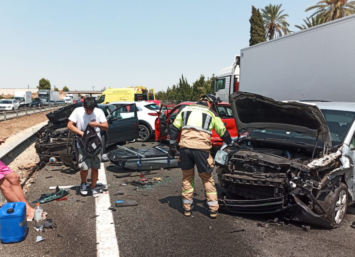 112rmurcia's tweet photo. Servicios de emergencias han atendido un aparatoso accidente de tráfico en la autovía A-7, a su paso por el municipio de #Librilla.
Han intervenido:
🚑#061Murcia
🚔@guardiacivil
🚒@BomberosCEIS_RM
Imagen facilitada por CEIS
https://t.co/RmrGPYPgnX https://t.co/8qmIgWxb6f