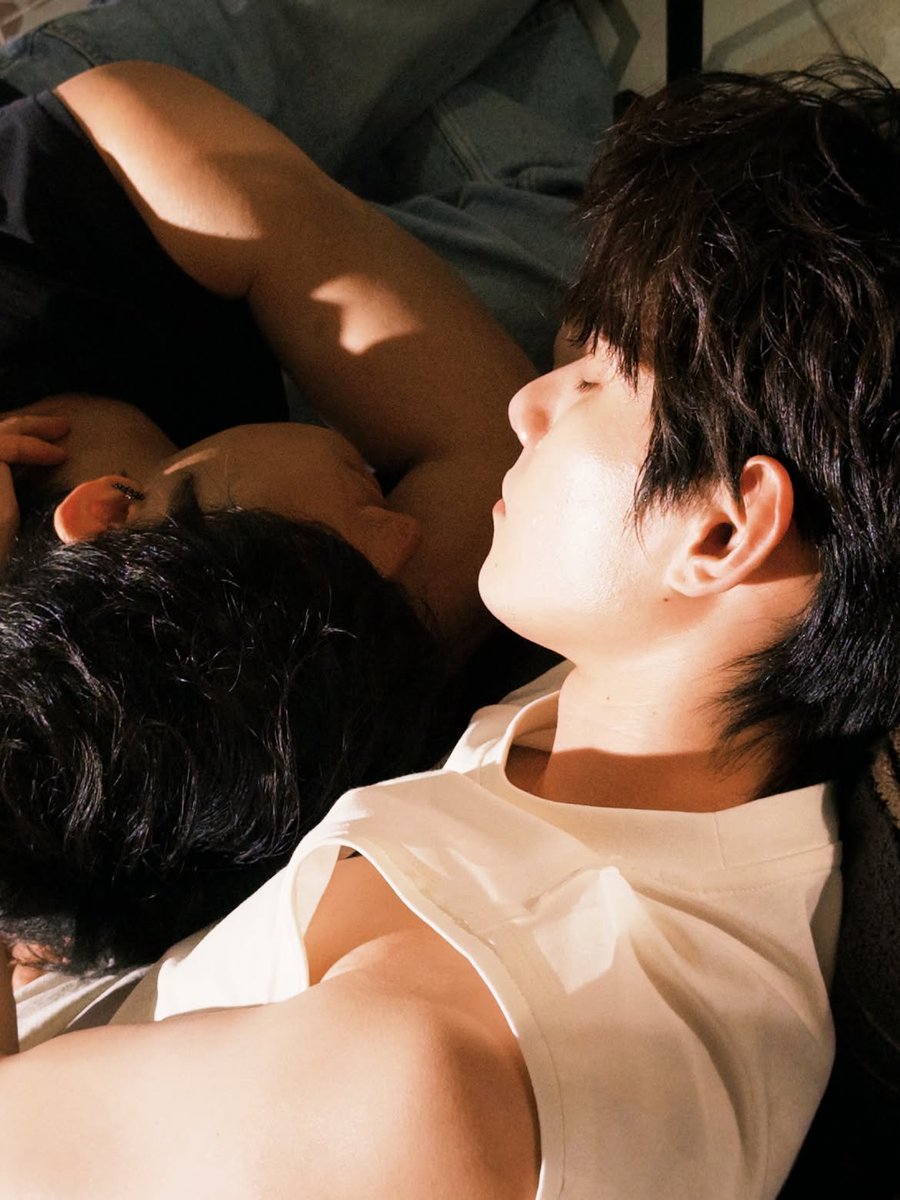 umbrellasunrise's tweet photo. He Wei never misses when it comes to posting the most "downbad, romantic pictures of me and my man just so the whole world knows who owns me" type shi🫠🫠

#HeChangXi #HeYanZhao https://t.co/nt3mnDcmG0