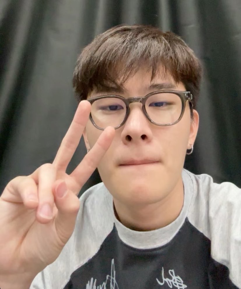 kh1ovele's tweet photo. เนิร์ดดี 🤓 https://t.co/zQW2DOZyIG