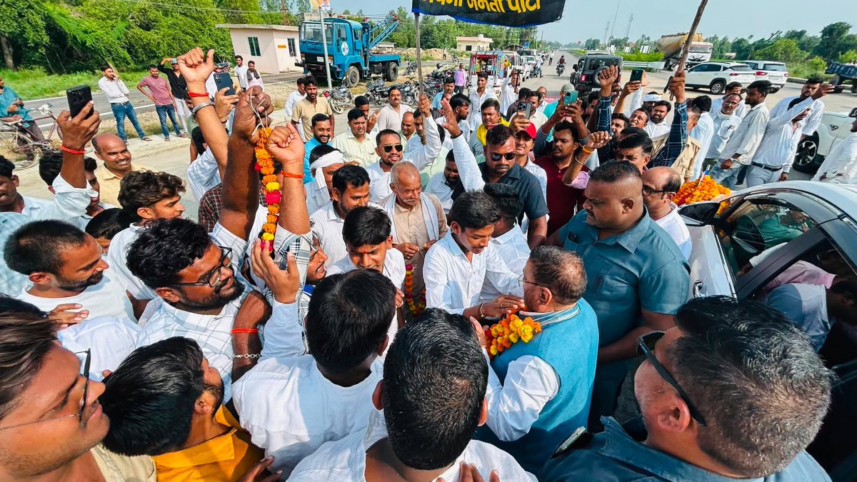 ajpyuvamorcha's tweet photo. जनपद रायबरेली की ऊंचाहार विधानसभा में आगमन पर कार्यकर्ताओं एवं क्षेत्रवासियों द्वारा भव्य स्वागत एवं अभिनंदन किया गया। 🌹 https://t.co/xlruPOJi0M