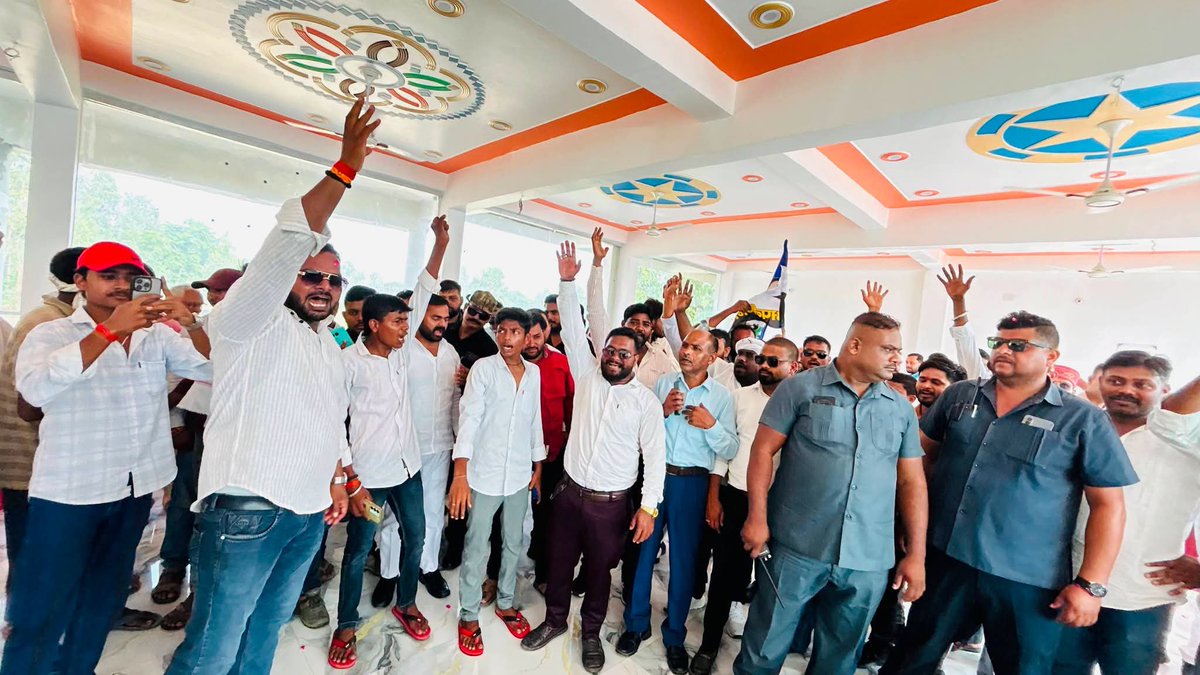 ajpyuvamorcha's tweet photo. जनपद रायबरेली की ऊंचाहार विधानसभा में आगमन पर कार्यकर्ताओं एवं क्षेत्रवासियों द्वारा भव्य स्वागत एवं अभिनंदन किया गया। 🌹 https://t.co/xlruPOJi0M