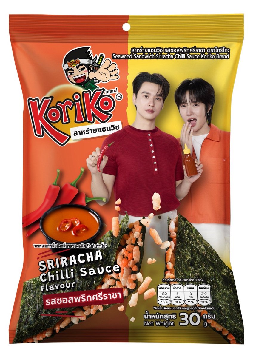 Hello_asian's tweet photo. สาหร่าย Koriko รุกตลาดคนรุ่นใหม่ ล๊อนช์สินค้าใหม่ “สาหร่ายแซนวิช รสซอสพริกศรีราชา”
ในซอง ‘เก่ง-น้ำปิง’ Limited Edition สะสมได้ก่อนใคร ที่ 7-Eleven เริ่ม 30 ก.ค. นี้

บริษัท ทีเอส เซลล์ แอนด์ มาร์เก็ตติ้ง จำกัด (TSS) ผู้บริหารการตลาดผลิตภัณฑ์สาหร่ายและขนมขบเคี้ยวสาหร่ายภายใต้แบรนด์ "โกริโกะ" (Koriko) ในเครือบริษัท ที เอส ฟู้ด โฮลดิ้ง จำกัด (TSF) พร้อมวางจำหน่ายผลิตภัณฑ์รสใหม่ล่าสุด "สาหร่ายแซนวิช รสซอสพริกศรีราชา" ตราโกริโกะ ชูรสชาติเผ็ดนัวส์ สไตล์ซอสพริกศรีราชาที่ได้รับความนิยมทั่วโลก มาผสานกับความกรอบอร่อยของสาหร่ายแซนวิชสอดไส้ข้าวพอง นวัตกรรมสูตรเอกลักษณ์ของแบรนด์ที่ต่อยอดจากความเชี่ยวชาญด้านสาหร่ายคุณภาพสูงและข้าวพองส่งออก โดยรสชาติใหม่นี้เริ่มวางจำหน่ายที่ร้านสะดวกซื้อ 7-Eleven ทุกสาขาทั่วประเทศแล้ว ในวันที่ 30 กรกฎาคม 2569
นางสาวกาญจนา ตั้งปกรณ์ กรรมการผู้จัดการ บริษัท ทีเอส เซลล์ แอนด์ มาร์เก็ตติ้ง จำกัด (TSS) เปิดเผยว่า การเปิดตัวรสชาติใหม่ในครั้งนี้เป็นส่วนหนึ่งของกลยุทธ์การขยายไลน์สินค้าภายใต้แนวคิด “กล้านอกกรอบ” ที่แบรนด์ยึดถือมาตั้งแต่เริ่มรุกตลาดรีเทลอย่างจริงจัง เพื่อตอบโจทย์ผู้บริโภคยุคใหม่ที่มองหาความแปลกใหม่และรสชาติที่มีเอกลักษณ์เฉพาะตัว ซึ่งซอสพริกศรีราชาเป็นรสชาติที่ได้รับความนิยมอย่างกว้างขวางทั้งในไทยและต่างประเทศ เรามั่นใจว่าการนำรสชาตินี้มาผสมผสานกับสาหร่ายแซนวิชของโกริโกะ จะสร้างประสบการณ์การรับประทานที่แตกต่างและถูกใจกลุ่มผู้บริโภคที่ชื่นชอบความเผ็ดนัวส์จนเกิดความลงตัวทุกคำ โดยเฉพาะกลุ่มวัยรุ่นและคนทำงานที่มองหาขนมทานเล่นที่ทั้งอร่อยและมีสตอรี่ให้พูดถึง TSS ตั้งเป้าให้ผลิตภัณฑ์นี้เป็นหนึ่งในสินค้าที่ช่วยผลักดันยอดขายของแบรนด์ Koriko ให้เติบโตอย่างต่อเนื่องในช่วงครึ่งปีหลังของปี 2569 ต่อยอดจากความสำเร็จของการใช้กลยุทธ์ Storytelling Marketing ผ่านพลังพรีเซ็นเตอร์แบรนด์ เก่ง-น้ำปิง ที่ช่วยสร้างการรับรู้แบรนด์และดึงผู้บริโภคกลุ่มใหม่ให้กล้าทดลองสินค้ามาอย่างต่อเนื่อง
ไฮไลต์สำคัญของการเปิดตัวรสชาติใหม่ครั้งนี้คือ การออกแบบบรรจุภัณฑ์รุ่นพิเศษ พิมพ์ภาพคู่พรีเซ็นเตอร์คนดัง "เก่ง-น้ำปิง" ลงบนซองผลิตภัณฑ์ ผลิตในจำนวนจำกัด เพื่อมอบเป็นคอลเลกชันพิเศษให้กับผู้ที่สนใจเก็บสะสม TSS มุ่งสร้างแรงกระตุ้นในการตัดสินใจซื้อของผู้บริโภคให้เกิดการซื้อซ้ำและการบอกต่อในกลุ่มแฟนคลับของพรีเซ็นเตอร์ ควบคู่ไปกับการสร้างกระแสในโซเชียลมีเดีย ซึ่งเป็นแนวทางที่จะช่วยสร้างการรับรู้แบรนด์ในวงกว้าง เพิ่มความถี่ในการเข้าเชลฟ์สินค้าที่ร้านค้าปลีก และผลักดันยอดขายโดยรวมของกลุ่มผลิตภัณฑ์สาหร่ายแซนวิชให้เติบโตขึ้นในทุกไตรมาส
ทั้งนี้ ได้วางแผนต่อยอดความสำเร็จของแคมเปญซองพิเศษต่อเนื่องเป็นลำดับ โดยหลังจากรสซอสพริกศรีราชาที่มาพร้อมซองดาราแล้ว จะมีการทยอยวางจำหน่ายรสบะหมี่เกาหลีและรสออริจินัลตามมาในลำดับถัดไป เพื่อรักษาโมเมนตัมการรับรู้แบรนด์และกระตุ้นให้ผู้บริโภคติดตามคอลเลกชันซองพิเศษของโกริโกะอย่างต่อเนื่อง ปัจจุบันแบรนด์โกริโกะมีรสชาติหลักในตลาด อาทิ ออริจินัล บะหมี่เกาหลี ไข่เค็ม วาซาบิ หมาล่า และมะเขือเทศ โดยวางจำหน่ายครอบคลุมทั้งช่องทางออฟไลน์ เช่น 7-Eleven, Lawson, Gourmet Market, โรงภาพยนตร์ SF Cinema และร้านกาแฟพันธุ์ไทย รวมถึงช่องทางออนไลน์อย่าง Shopee, Lazada และ TikTok
"สาหร่ายแซนวิช รสซอสพริกศรีราชา" ตราโกริโกะ พร้อมวางจำหน่ายที่ร้าน 7-Eleven ทุกสาขาทั่วประเทศ ตั้งแต่วันที่ 30 กรกฎาคม 2569 เป็นต้นไป ผู้ที่สนใจสะสมซองรุ่นพิเศษลายเก่ง-น้ำปิง สามารถติดตามความเคลื่อนไหวและจุดจำหน่ายเพิ่มเติมได้ผ่านช่องทาง Line official: @korikoofficial